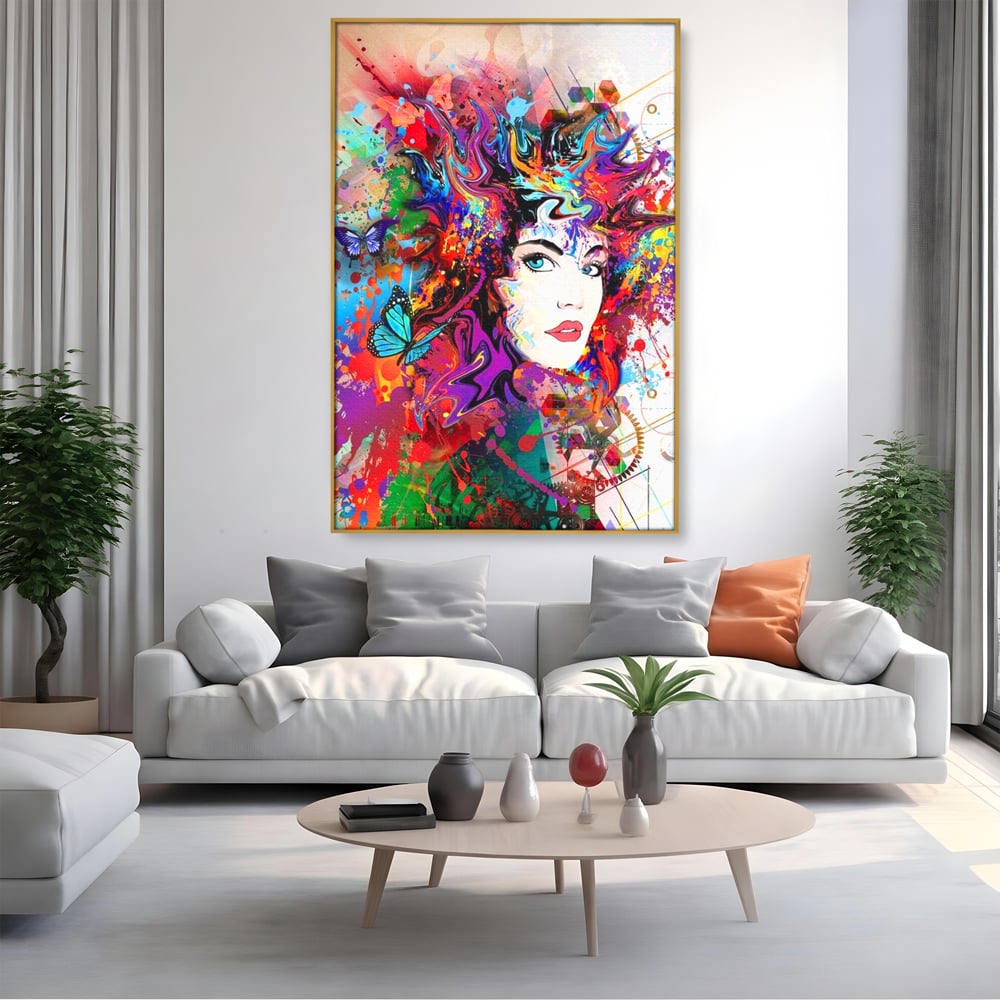 Tablou canvas cu tablou canvas cu portret artistic de femeie, in rama de aluminiu auriu, pe perete intr-un living